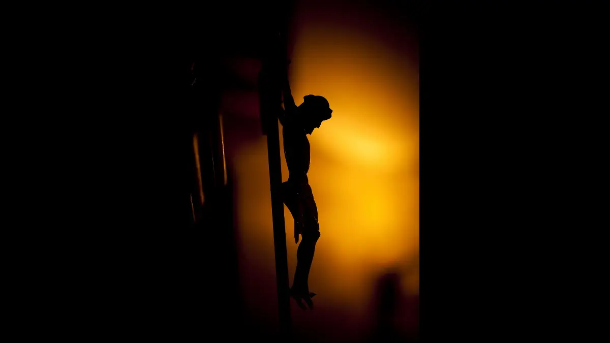 Crocifisso osservato di lato