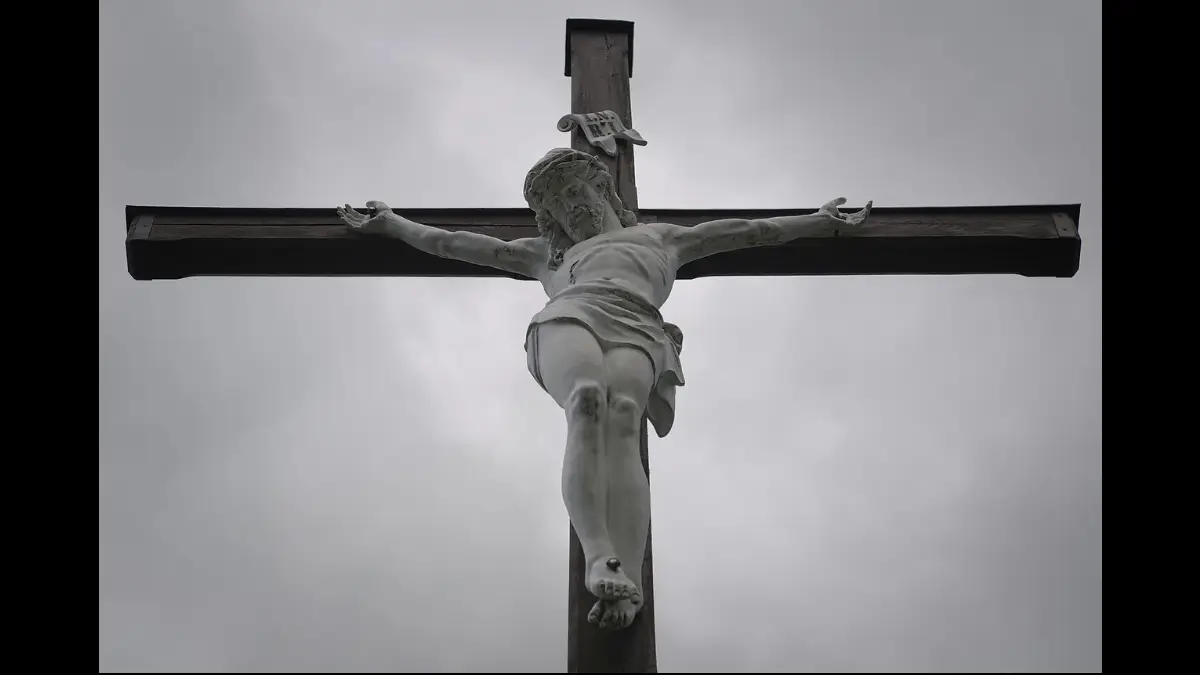 Crocifisso in mezzo a un denso grigio bucato dal sole