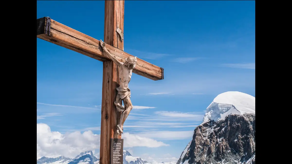 Crocifisso elevato sulla cime di un monte