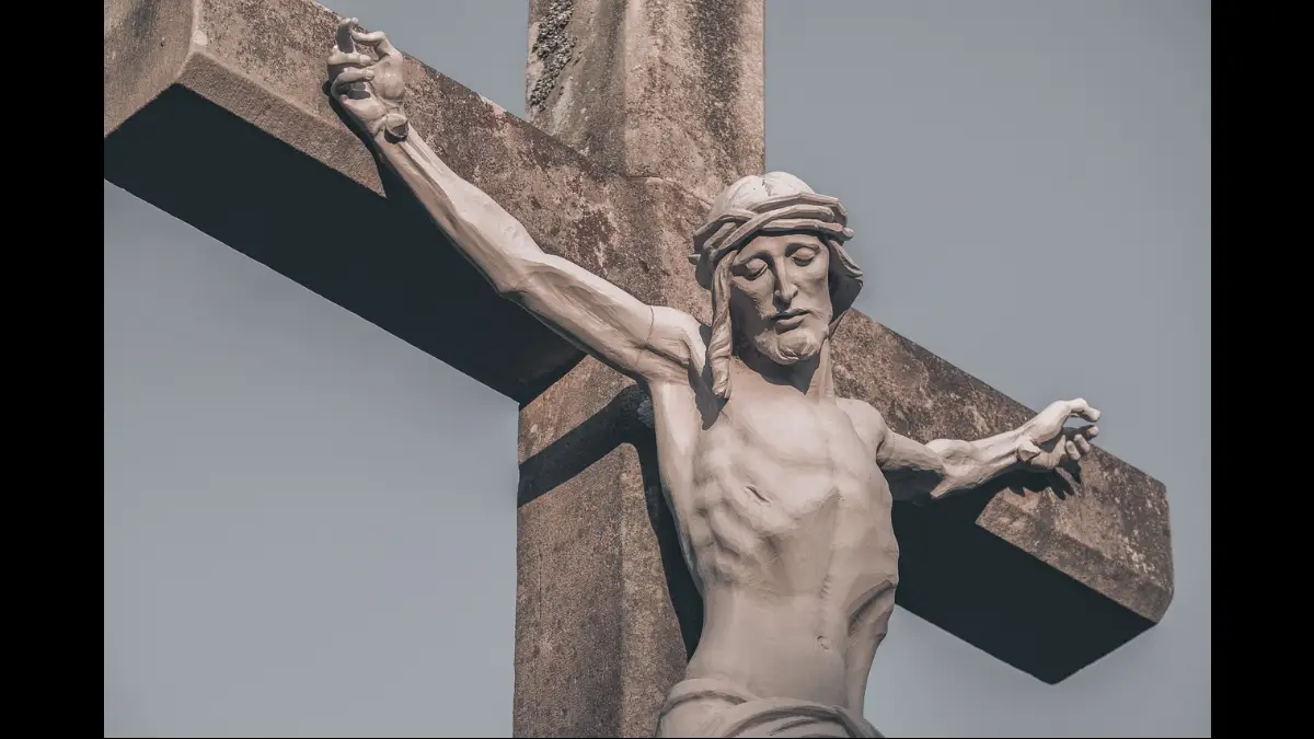 Crocifisso visto dal basso