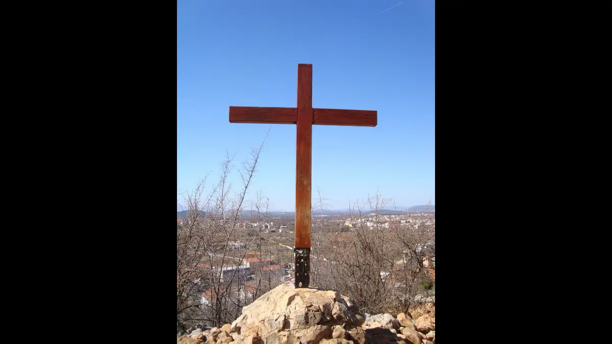 croce sulla cima di un monte