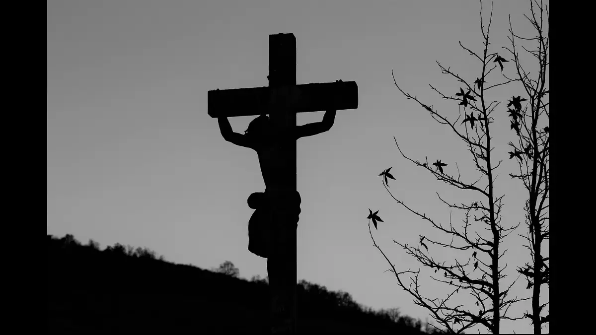 croce sul dorsale di una montagna