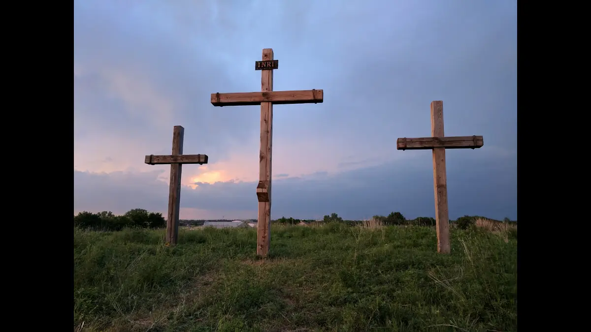 Tre croci al tramonto