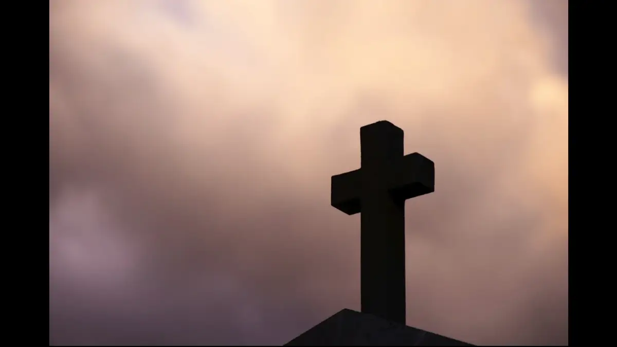 Croce davanti a nebbia