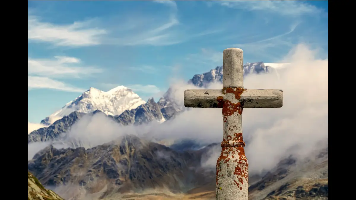Una croce posta sulla cima di una montagna