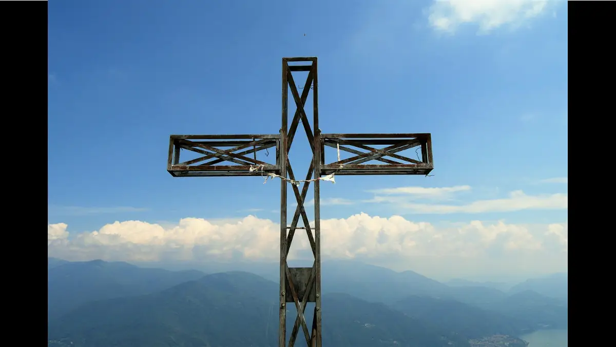 Croce davanti a nuvole