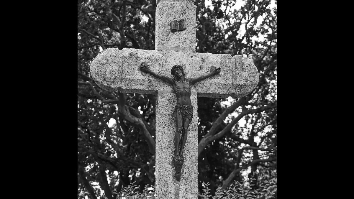 Crocifisso in pietra in un bosco