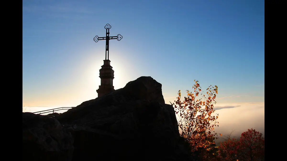 Croce sulla cima di una roccia