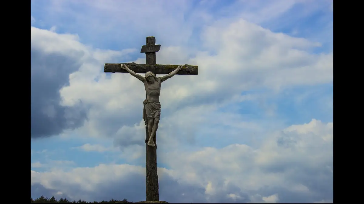 Croce con nuvole sullo sfondo