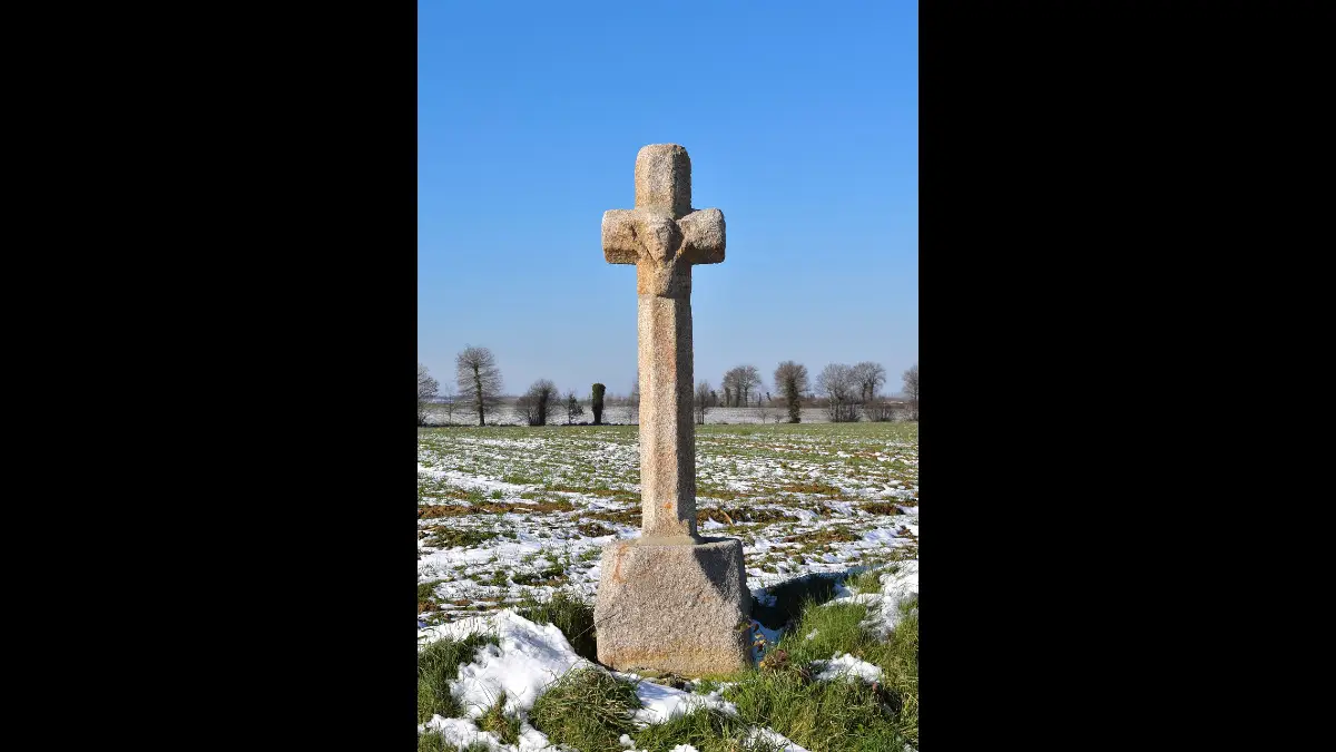 Croce in un campo in inverno