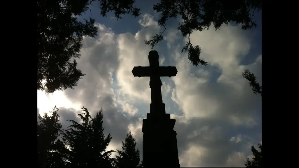 Croce avvolta da oscure nuvole