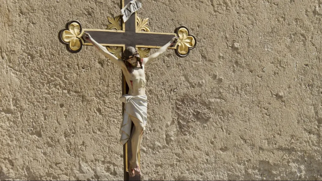 Croce fissata a un muro grezzo