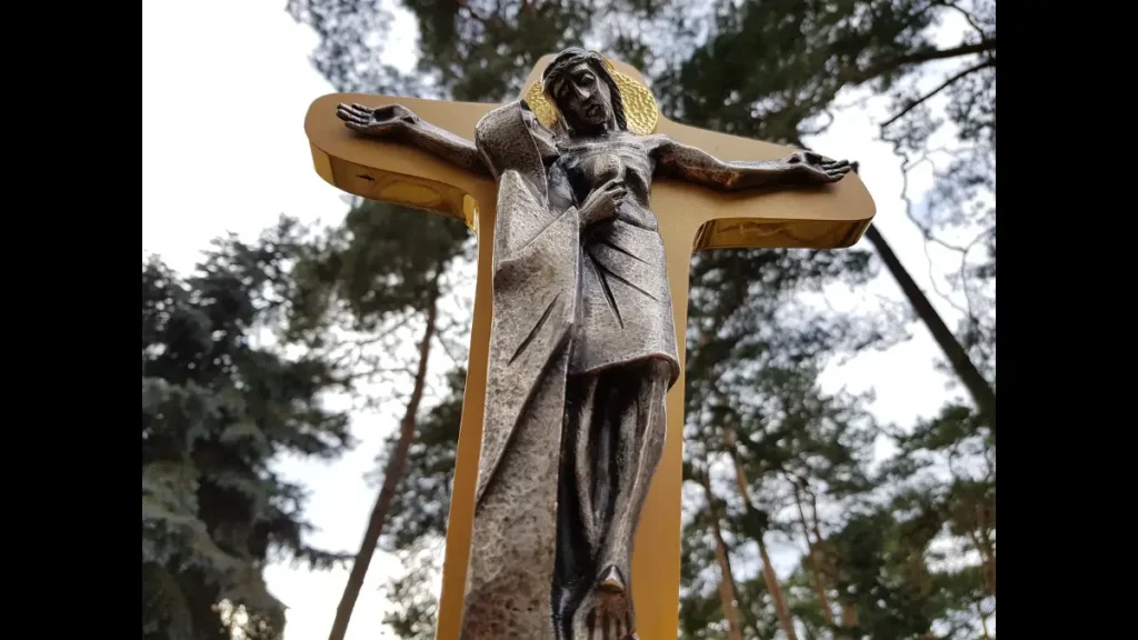 Crocifisso tra gli alberi di un bosco