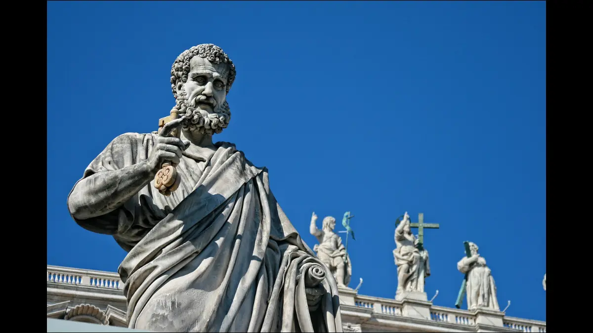 La statua di san Pietro domina il colonnato
