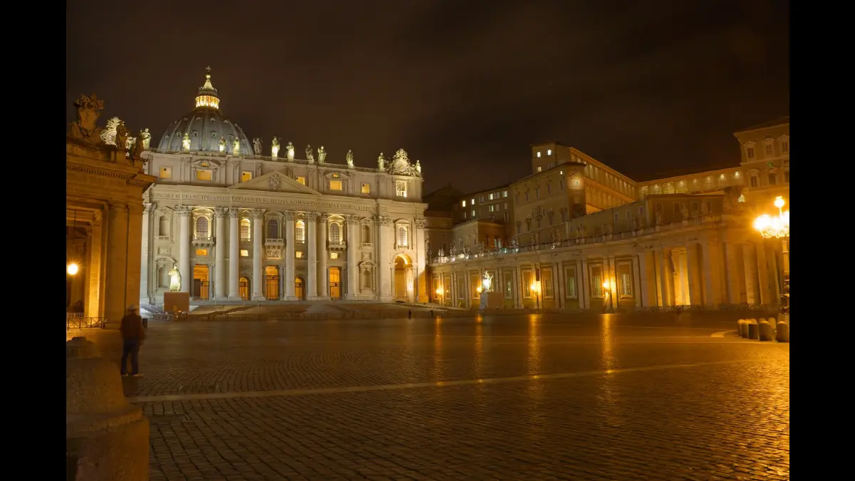 Facciata di san Pietro di notte