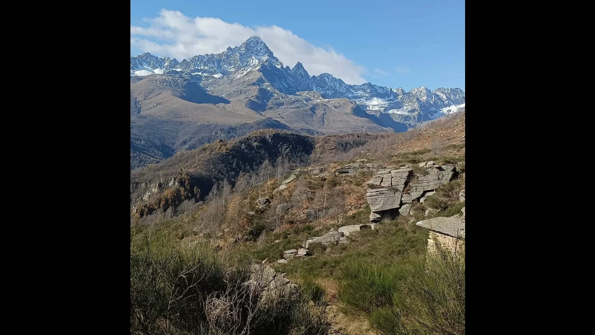 Estate in montagna dove il paesaggio brullo antistante finisce su una lunga catena montuosa