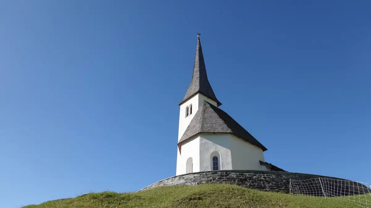 Campanile di una chiesa posta in cima a un monte