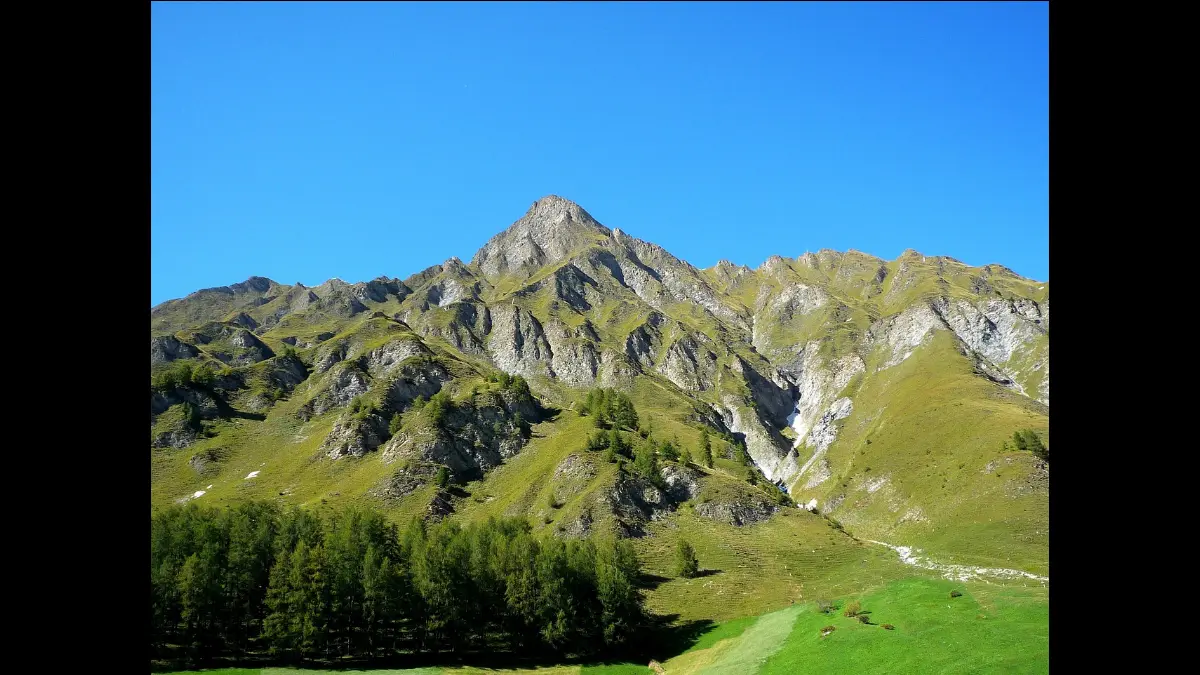 La primavera riporta il verde sui fianchi delle montagne