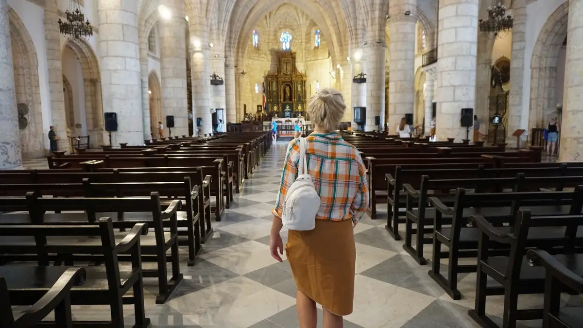 Penitente va verso l'altare