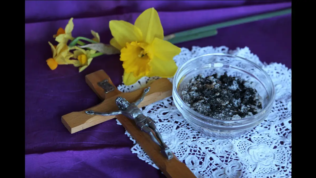 Le ceneri, una croce e un fiore