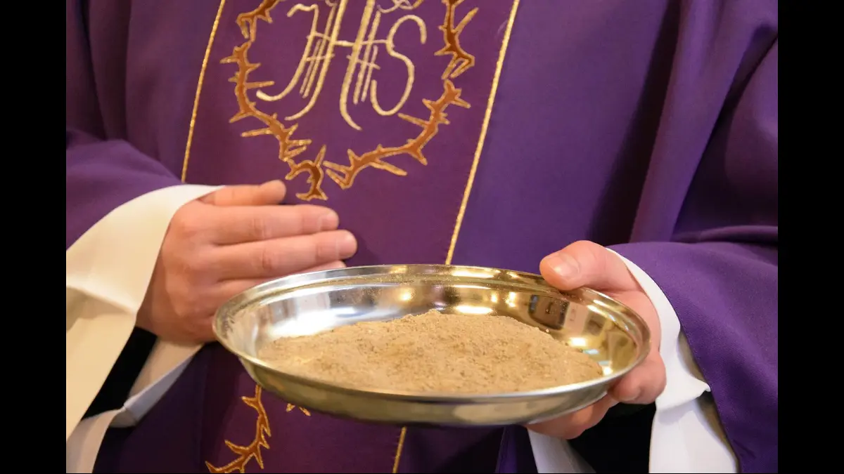 Il sacerdote sta per imporre le ceneri