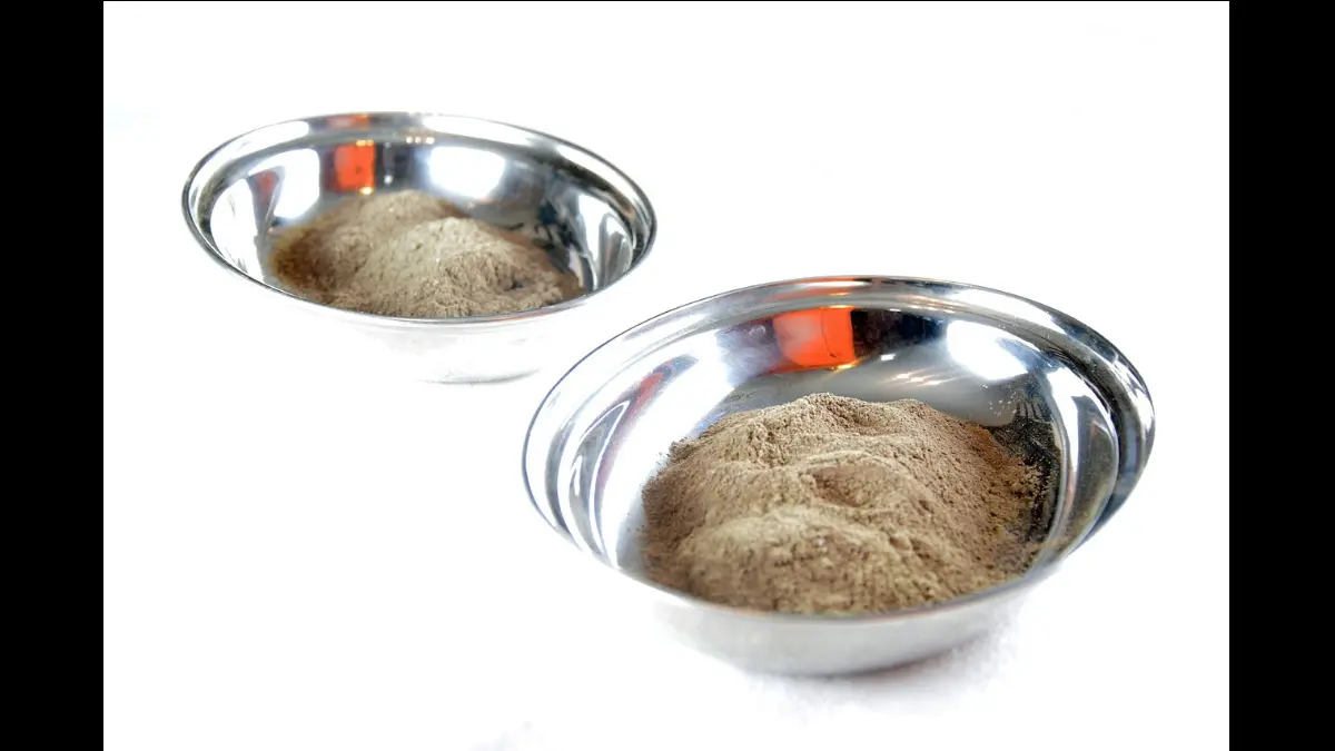 Due piccole ciotole contenenti le ceneri