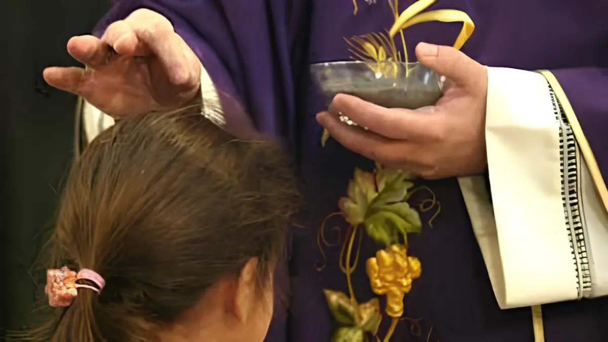 Il sacerdote sta imponendo le ceneri