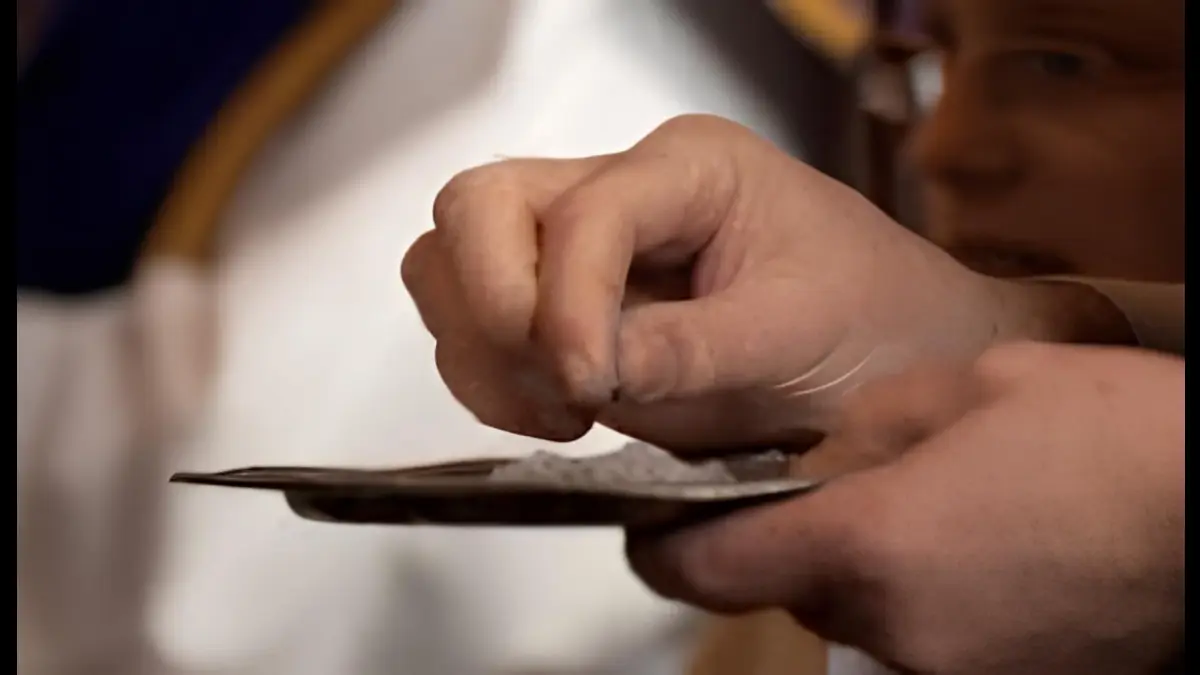 Il sacerdote impone le ceneri