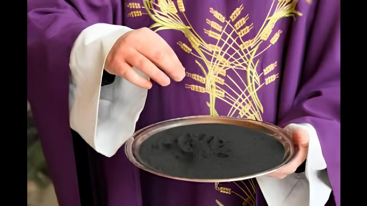 Il sacerdote si accinge a imporre le ceneri