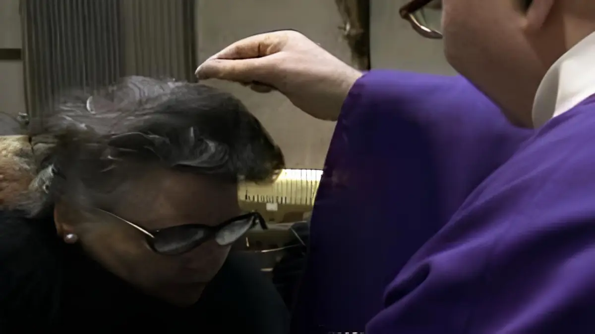 Il sacerdote depone le ceneri