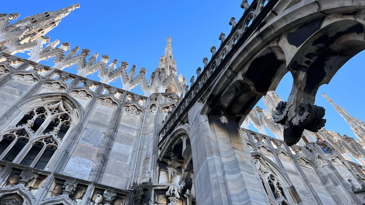 Incredibili riflessi del sole sul marmo delle guglie