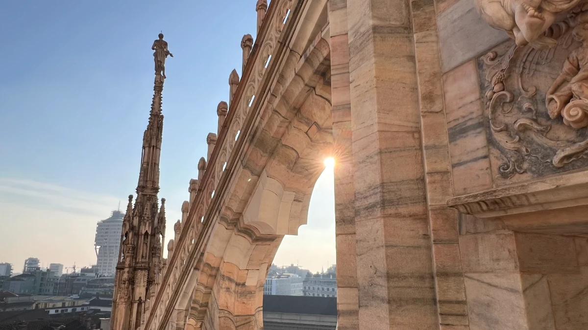 Riflessi dorati del sole che spunta da un arco