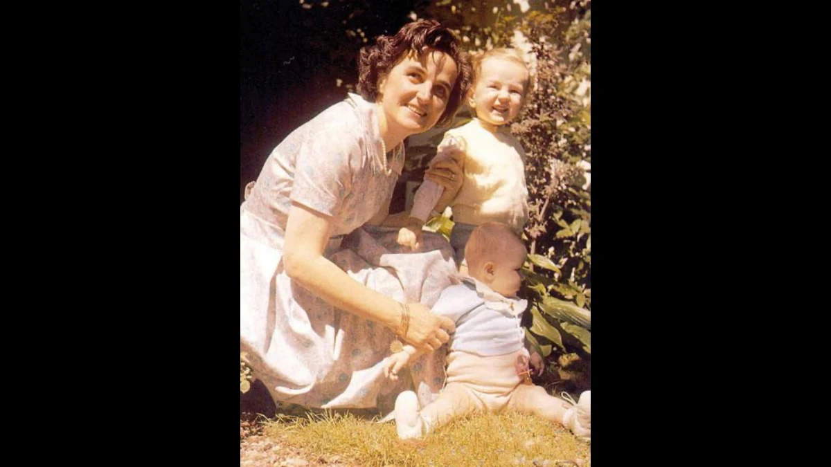 Santa Gianna Beretta Molla fotografata con due dei suoi figli