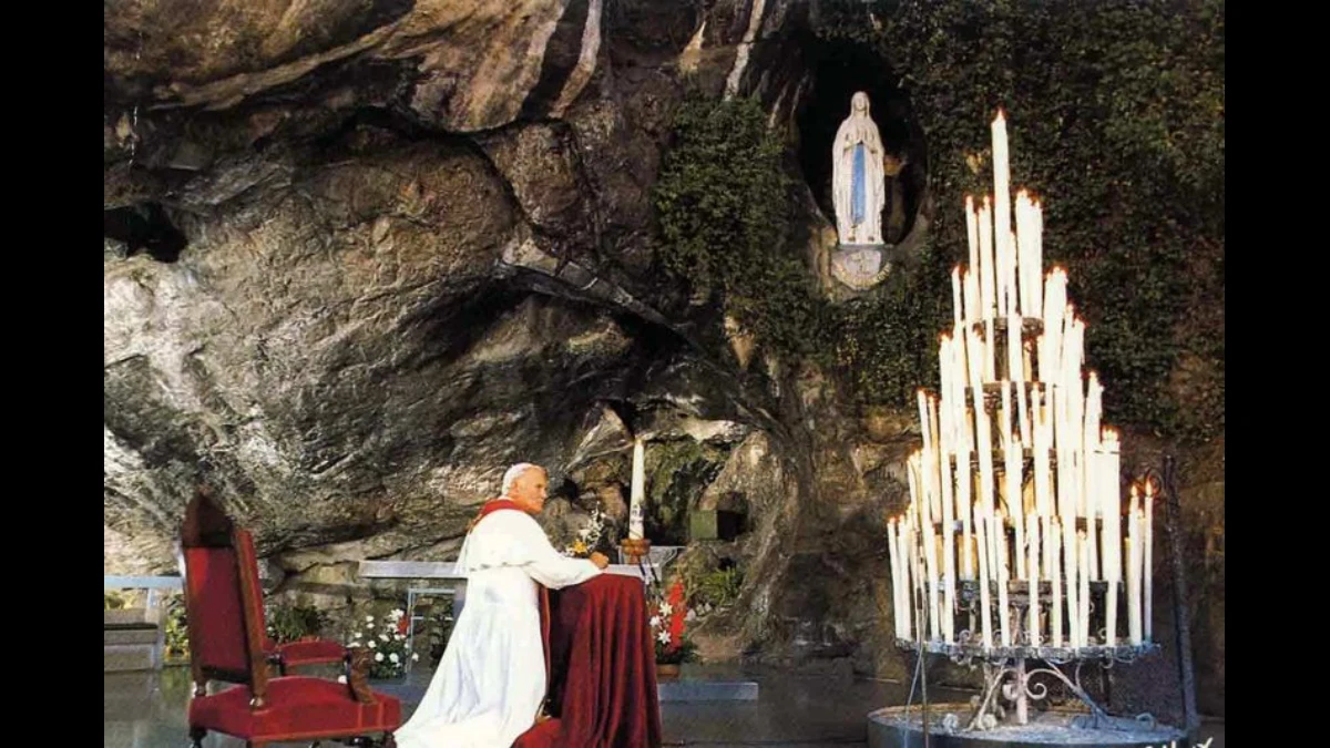 San Giovanni Paolo II in preghiera a Lourdes