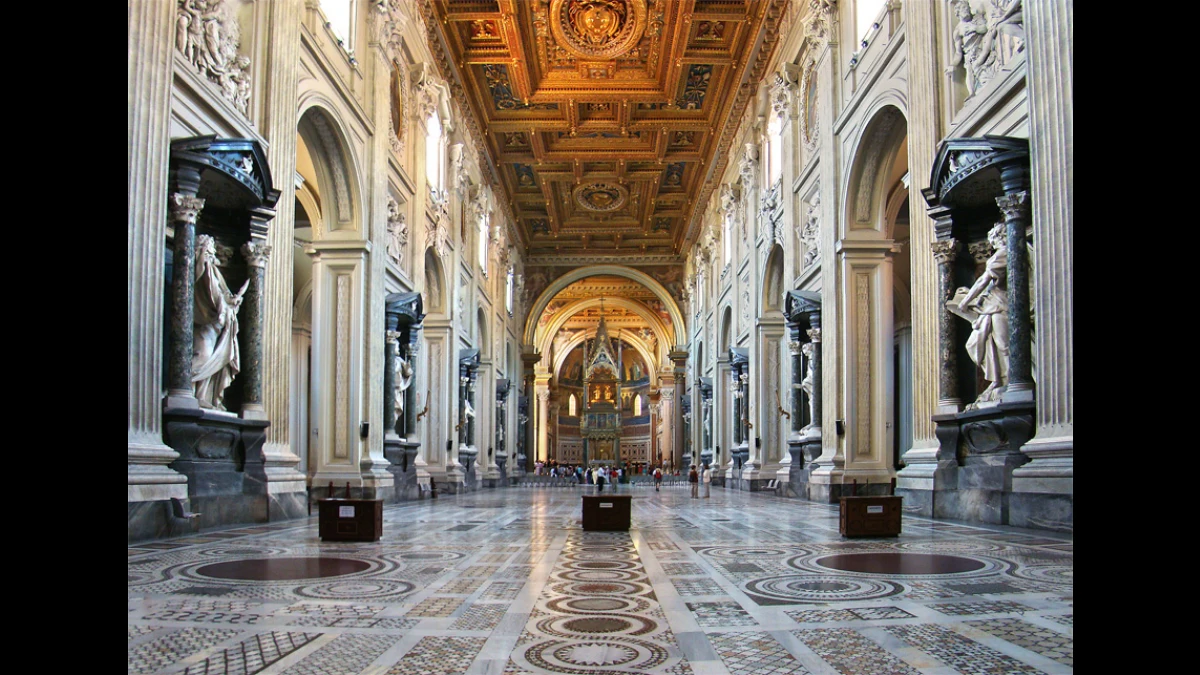 La navata centrale della Basilica romana Lateranense