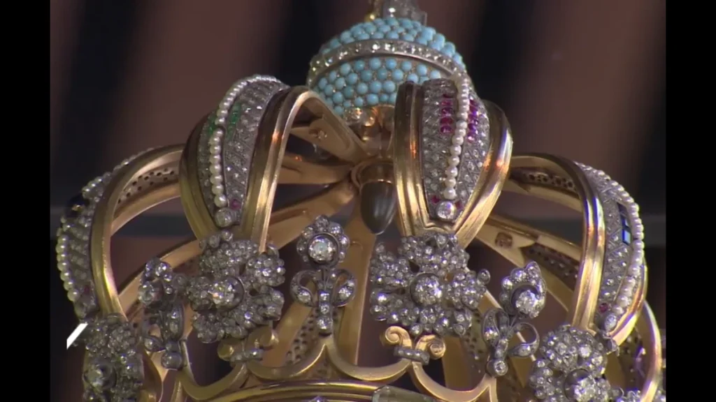 La corona di Maria ha incastonato in se uno dei proiettili che colpirono il Papa nell'attentato