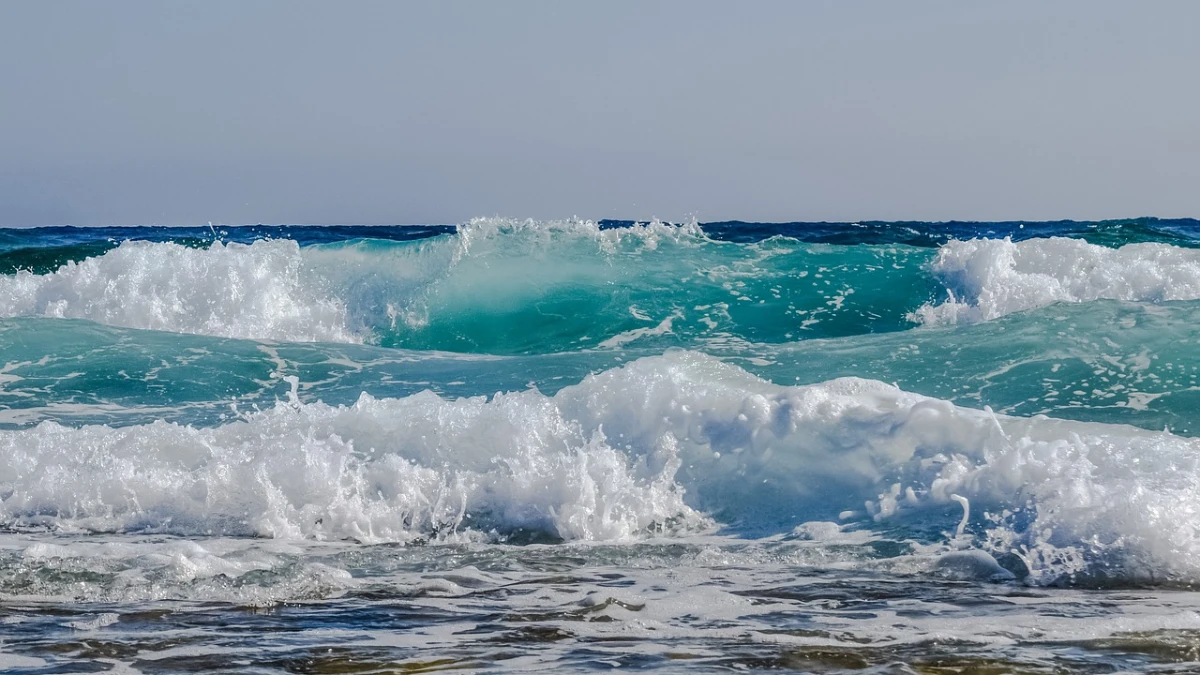 Onde maestose e impetuose sulla spiaggia