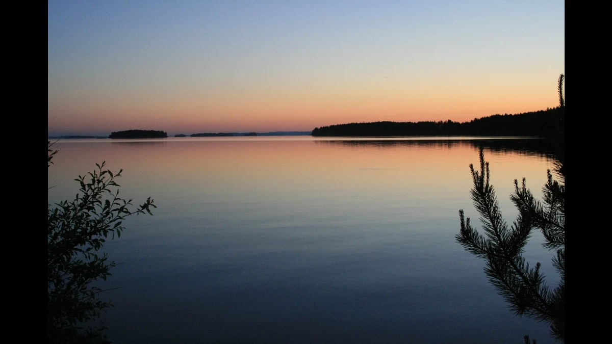 Tramonto sulla acqua del lago resa dorata dal sole