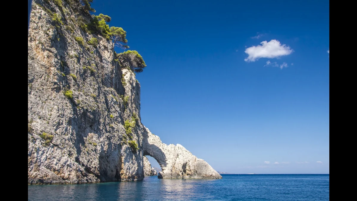 Rocce a strapiombo sul mare
