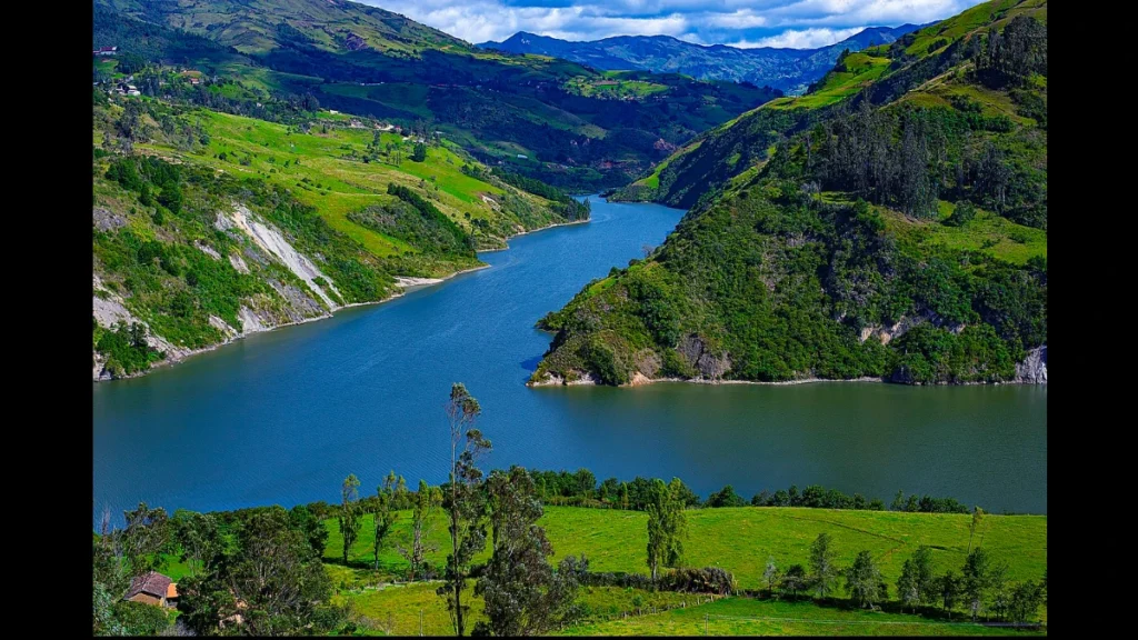 Lago incastonato tra montagne e il verde dell'estate