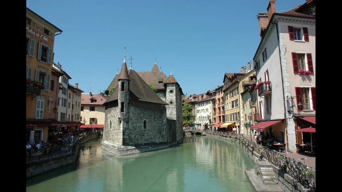 Sul fiume della città di Annecy una casa fa da isola