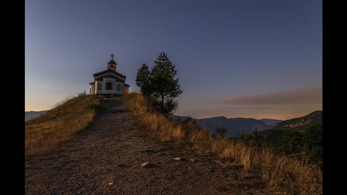Una Chiesa sulla cima di un monte veglia di notte