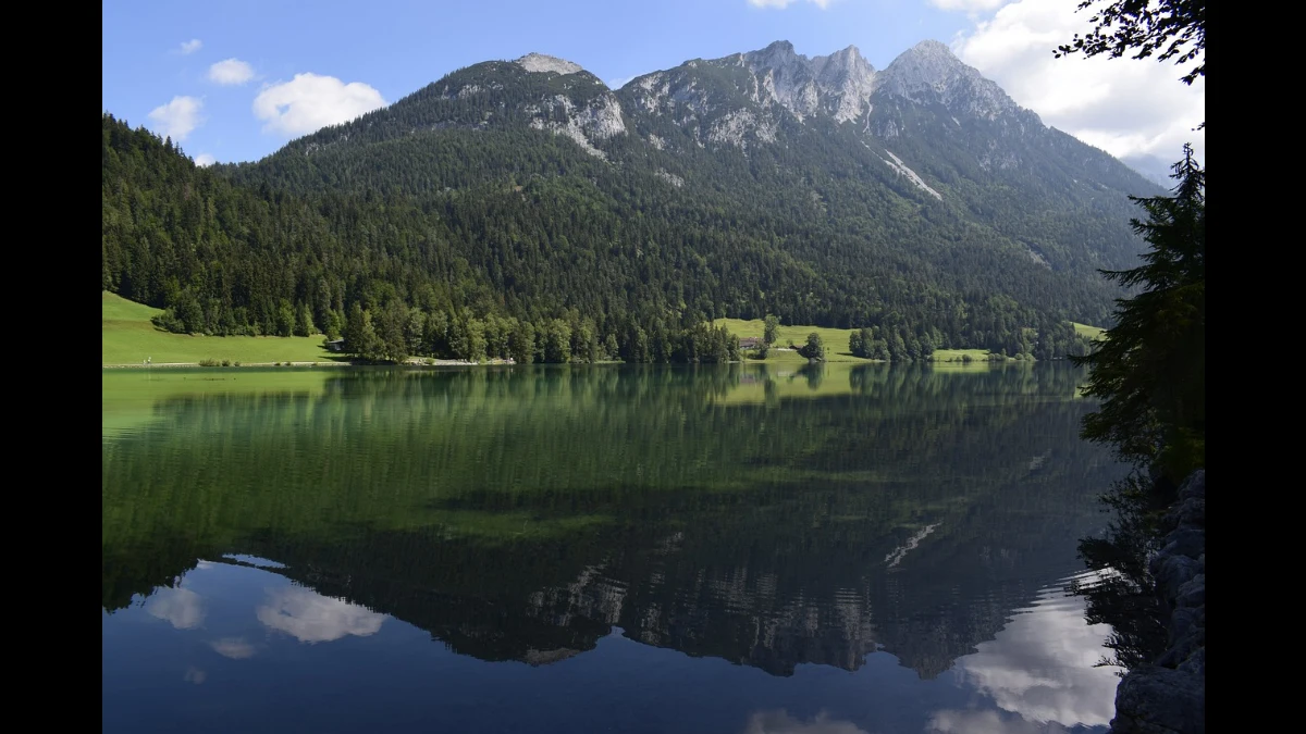 L'acqua tranquilla di un lago in Austria in cui si riflettono le montagne