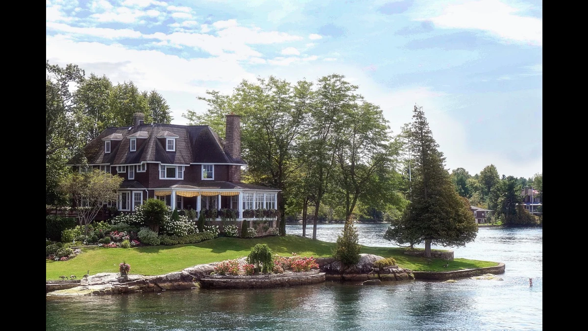 Casa con giardino fiorito e lago sulla destra
