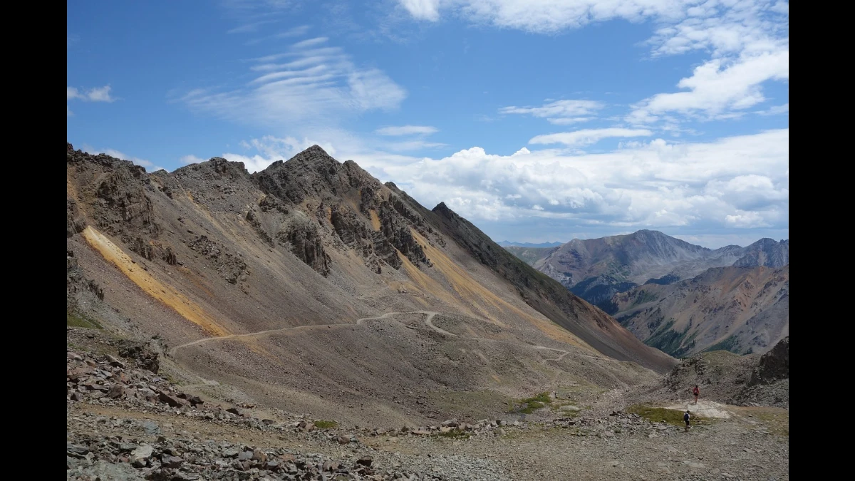 Scenario alpino in alta quota dove la vegetazione è ormai scomparsa