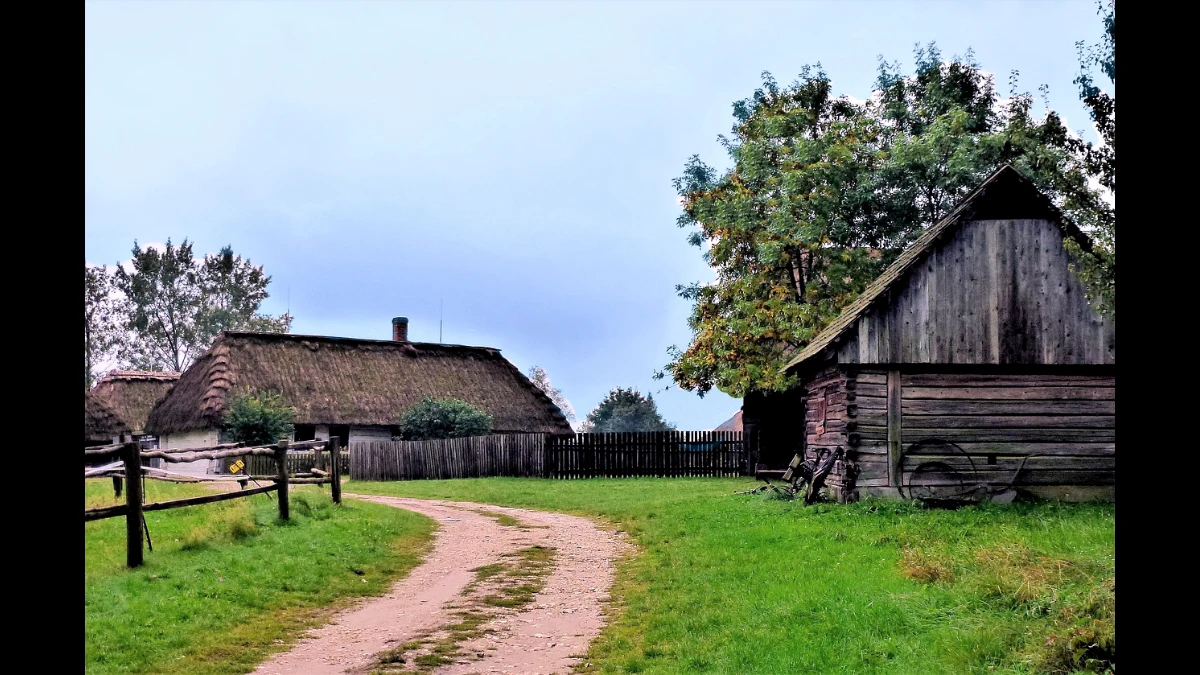 Una vecchia cascina in campagna d'estate