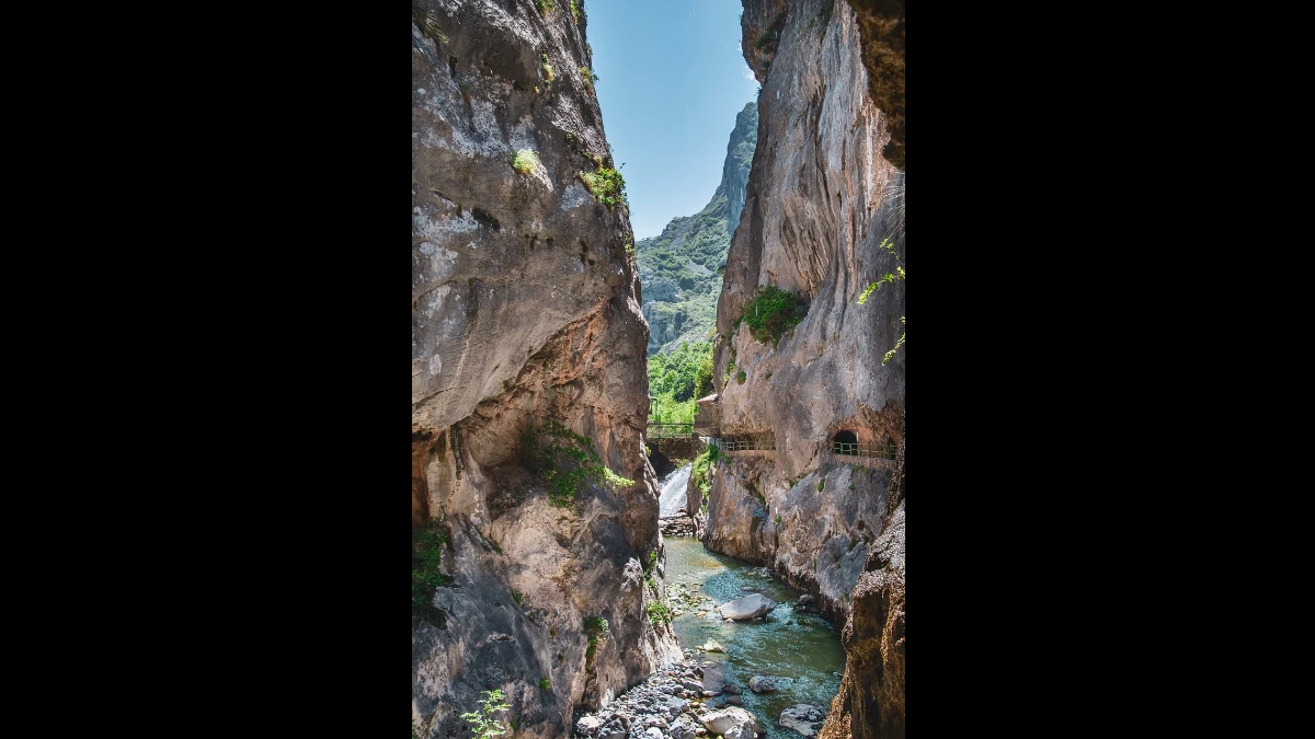 Gola di una montagna con un torrente che scorrere la sua acqua sul fondo