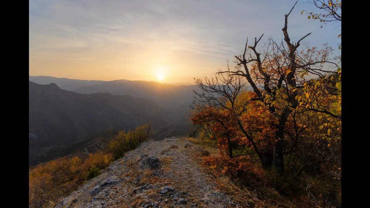 Sentiero di montagna in autunno col sole al tramonto