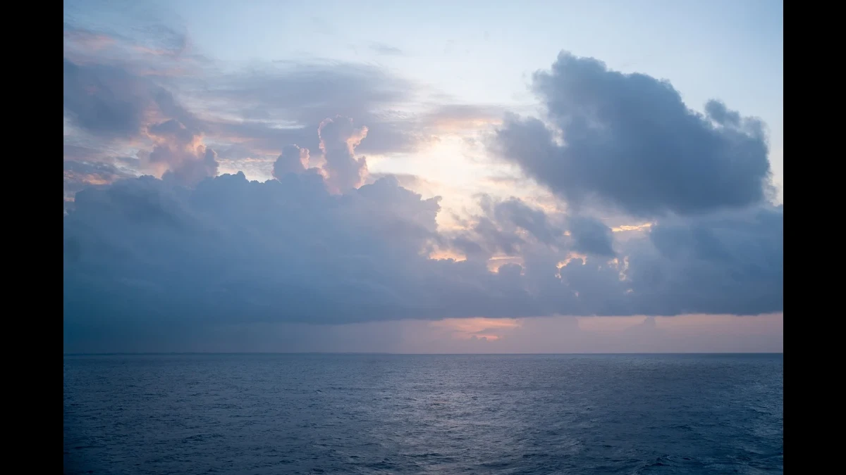 Tramonto sul mare con gioco di nuvole