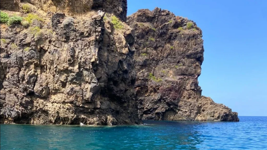 Mare e rocce vulcaniche dell'Isola di Lipari